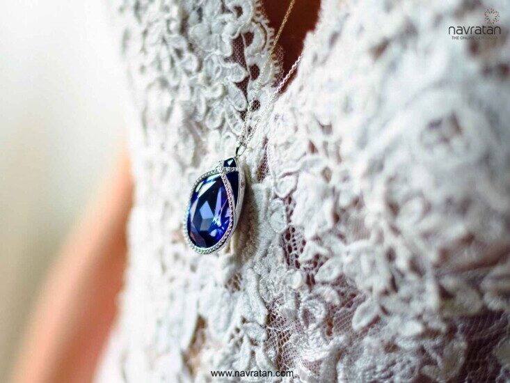 Blue sapphire pendant